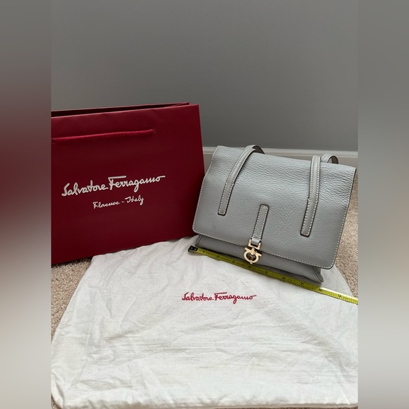 Beautiful authentic Salvatore Ferragamo grey shoulder bag - Picture 7 of 11